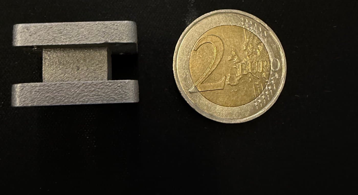 Ka-band wideband Locally Resonant Metamaterial filter next to a 2-euro coin